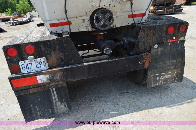 image for item H2836 1972 Fruehauf TEH-F2-R seal coat trailer