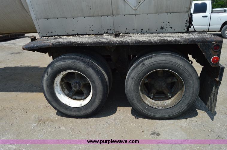 image for item H2836 1972 Fruehauf TEH-F2-R seal coat trailer