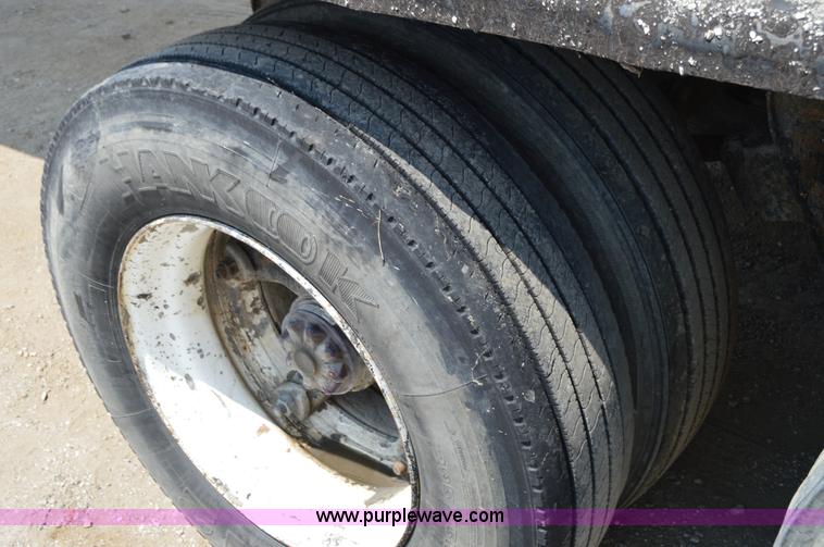 image for item H2836 1972 Fruehauf TEH-F2-R seal coat trailer