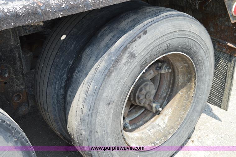 image for item H2836 1972 Fruehauf TEH-F2-R seal coat trailer