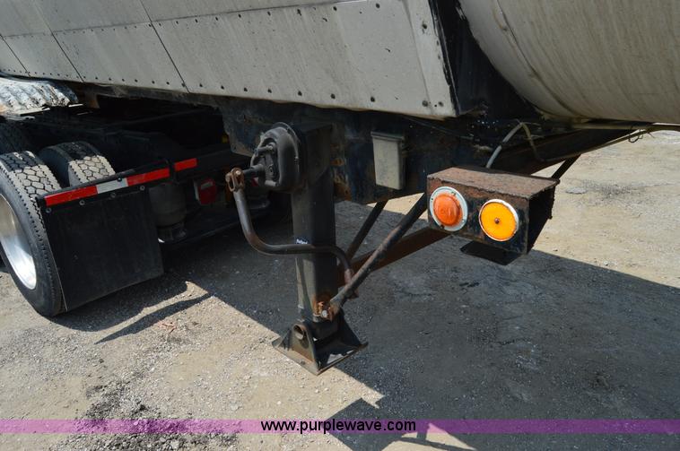 image for item H2836 1972 Fruehauf TEH-F2-R seal coat trailer