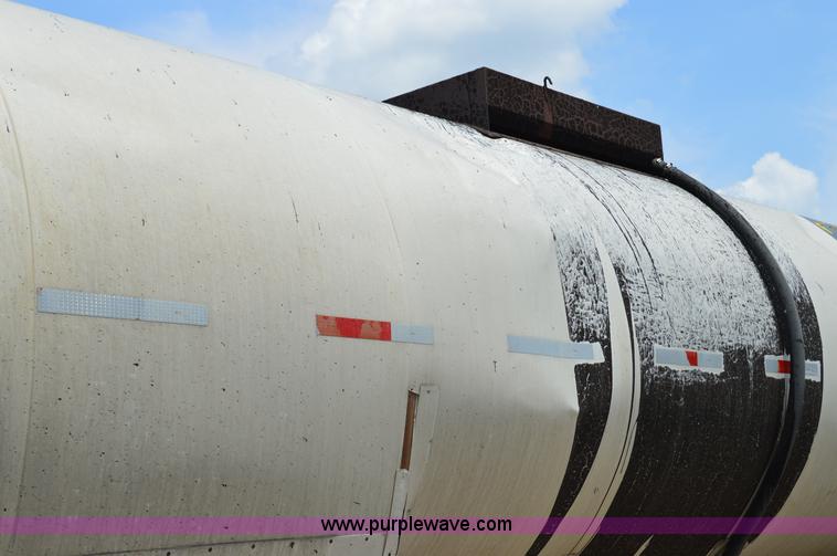 image for item H2836 1972 Fruehauf TEH-F2-R seal coat trailer