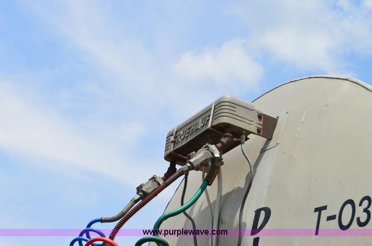 image for item H2836 1972 Fruehauf TEH-F2-R seal coat trailer