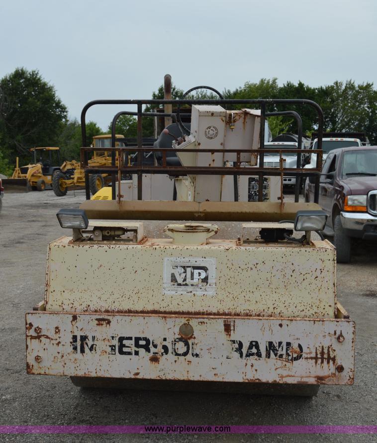 image for item H2848 1990 Ingersoll Rand DD90 articulating vibratory roller