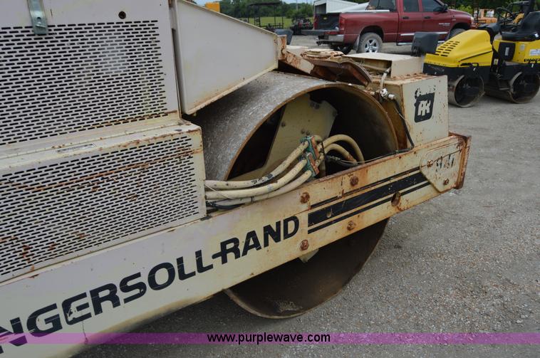 image for item H2848 1990 Ingersoll Rand DD90 articulating vibratory roller