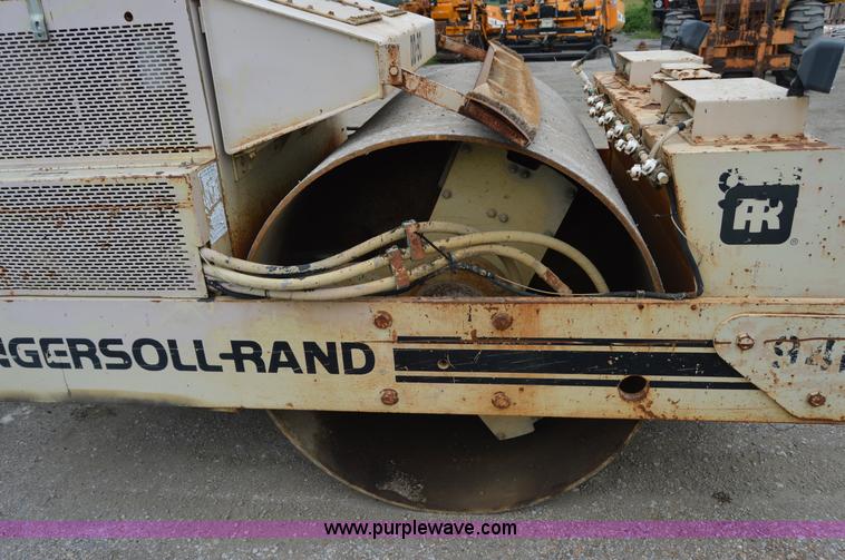 image for item H2848 1990 Ingersoll Rand DD90 articulating vibratory roller