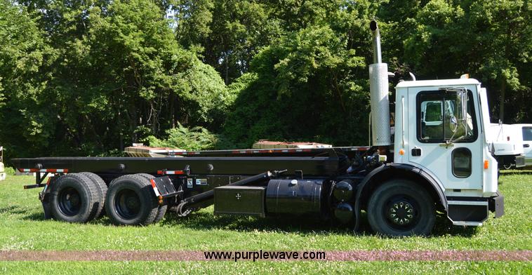 image for item H2874 1997 Mack MR688S roll off truck