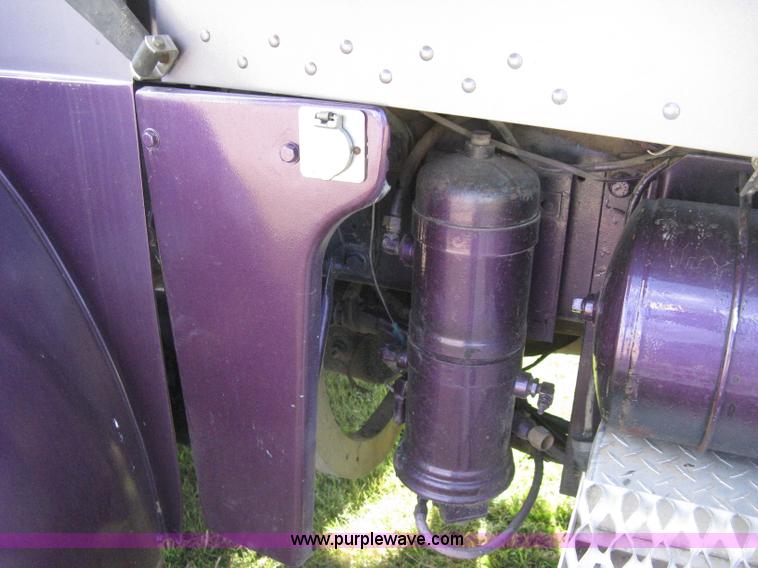 image for item H5280 1988 Peterbilt 357 semi truck