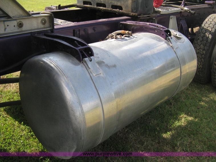 image for item H5280 1988 Peterbilt 357 semi truck