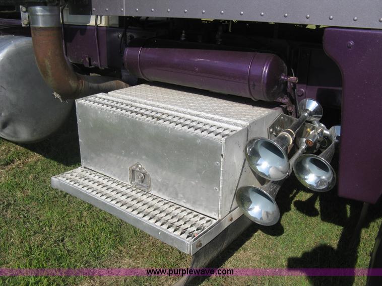 image for item H5280 1988 Peterbilt 357 semi truck