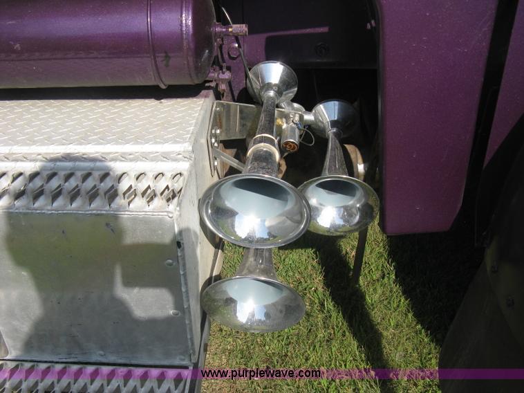 image for item H5280 1988 Peterbilt 357 semi truck