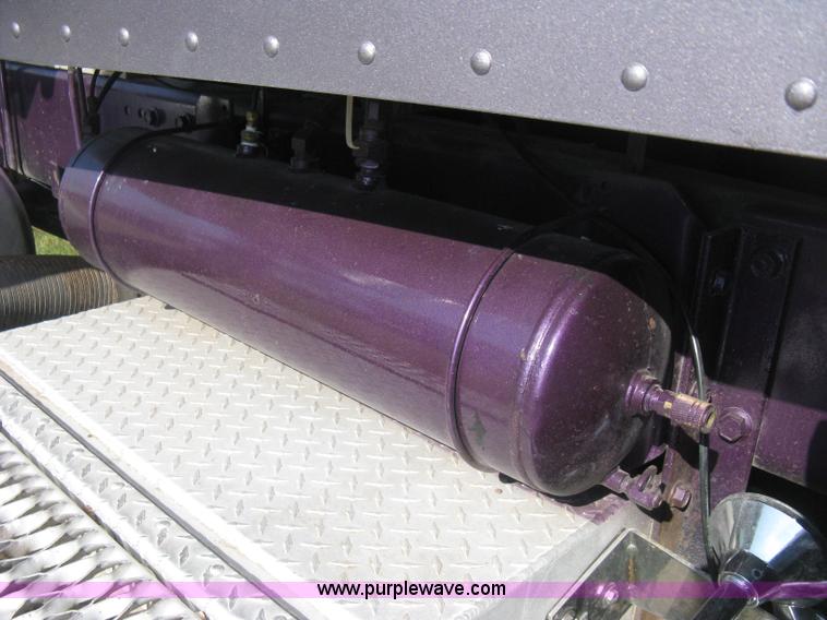 image for item H5280 1988 Peterbilt 357 semi truck