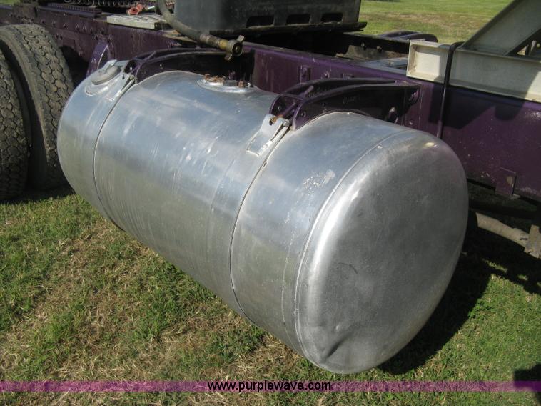 image for item H5280 1988 Peterbilt 357 semi truck