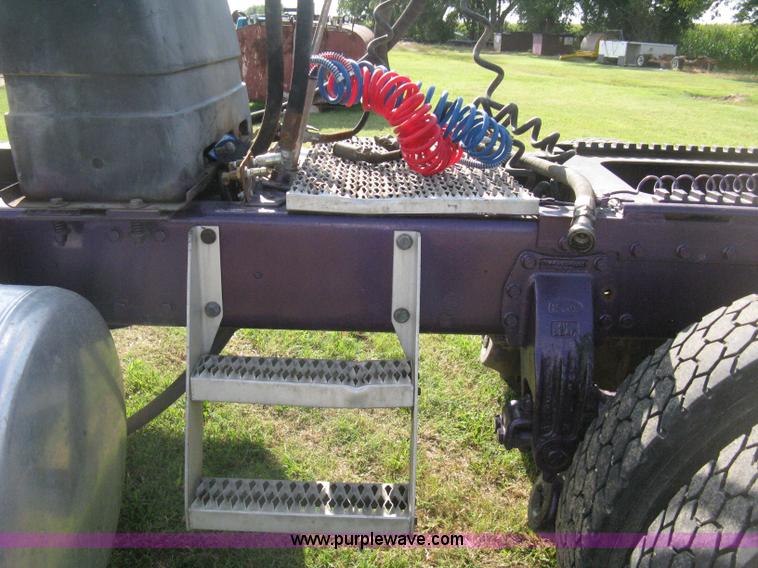 image for item H5280 1988 Peterbilt 357 semi truck