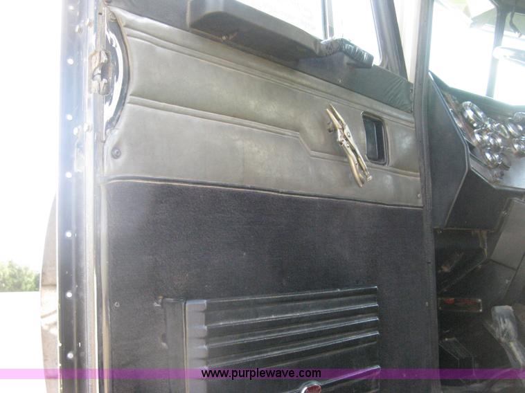 image for item H5280 1988 Peterbilt 357 semi truck