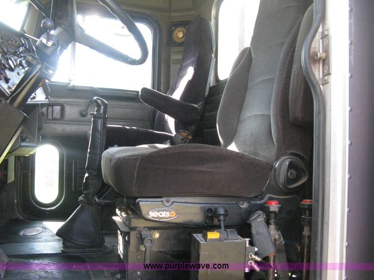 image for item H5280 1988 Peterbilt 357 semi truck