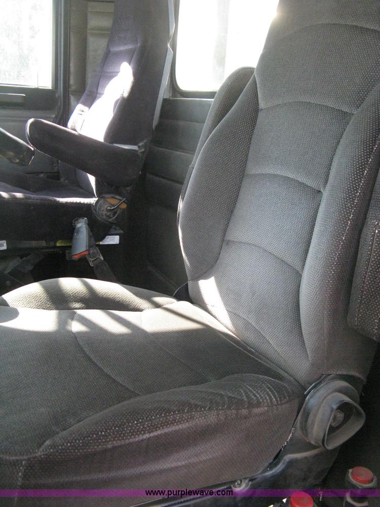 image for item H5280 1988 Peterbilt 357 semi truck