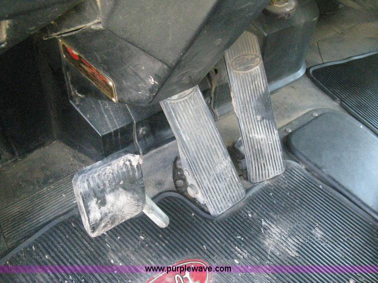 image for item H5280 1988 Peterbilt 357 semi truck