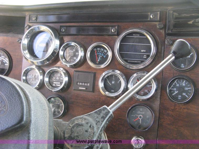 image for item H5280 1988 Peterbilt 357 semi truck