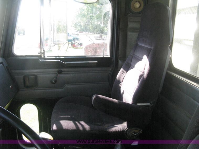 image for item H5280 1988 Peterbilt 357 semi truck