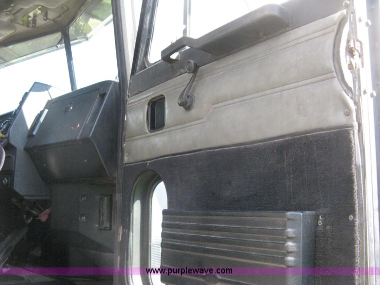 image for item H5280 1988 Peterbilt 357 semi truck