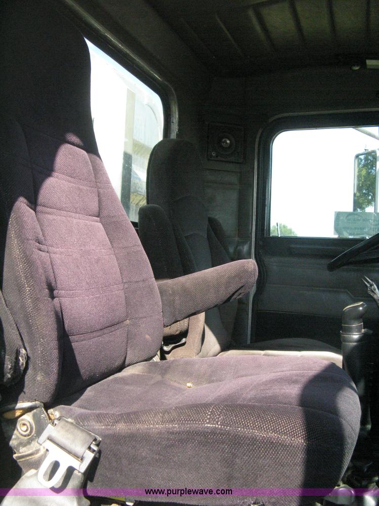 image for item H5280 1988 Peterbilt 357 semi truck