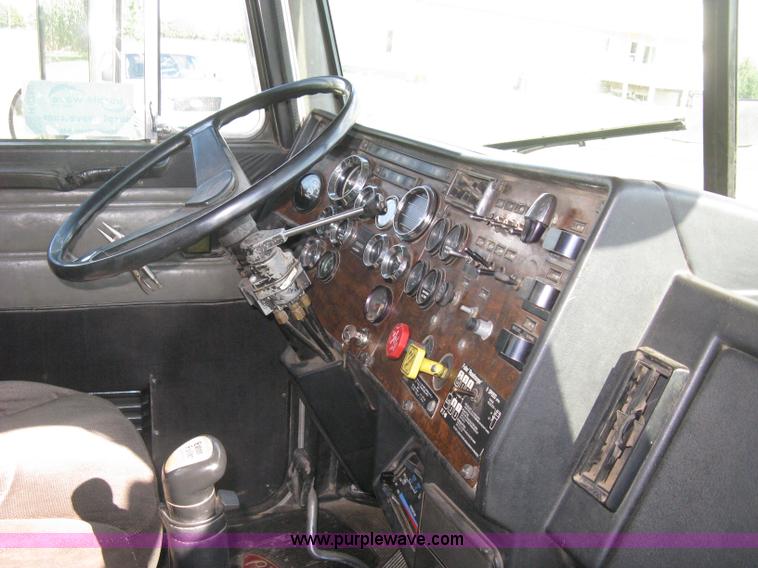 image for item H5280 1988 Peterbilt 357 semi truck