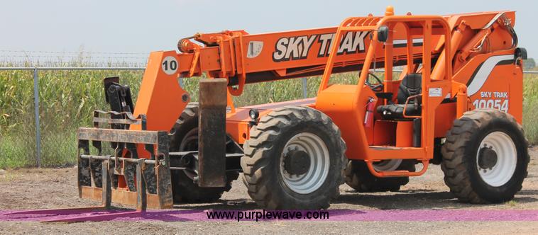 image for item H5627 2001 SkyTrak 10054 Legacy Series telehandler