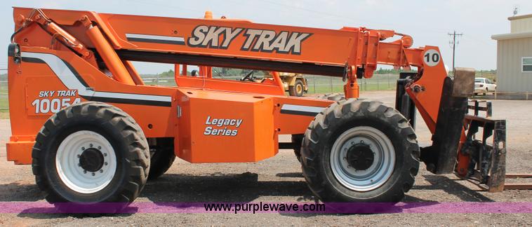 image for item H5627 2001 SkyTrak 10054 Legacy Series telehandler