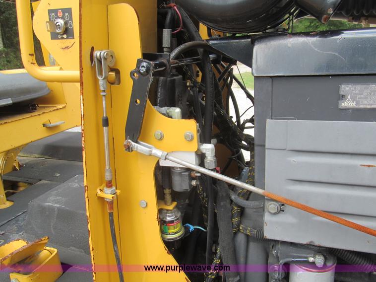 image for item H8872 2005 Vermeer RT650 trencher