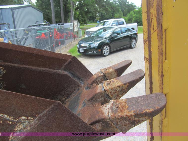 image for item H8872 2005 Vermeer RT650 trencher