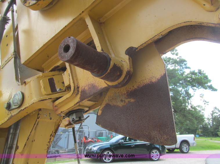 image for item H8872 2005 Vermeer RT650 trencher