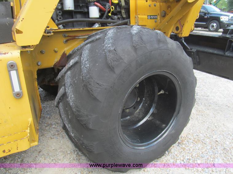 image for item H8872 2005 Vermeer RT650 trencher