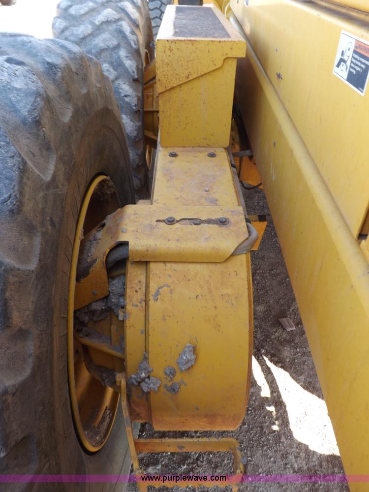 image for item H9188 2005 Volvo G720B articulated motor grader