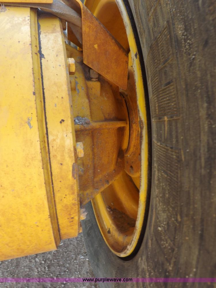 image for item H9188 2005 Volvo G720B articulated motor grader