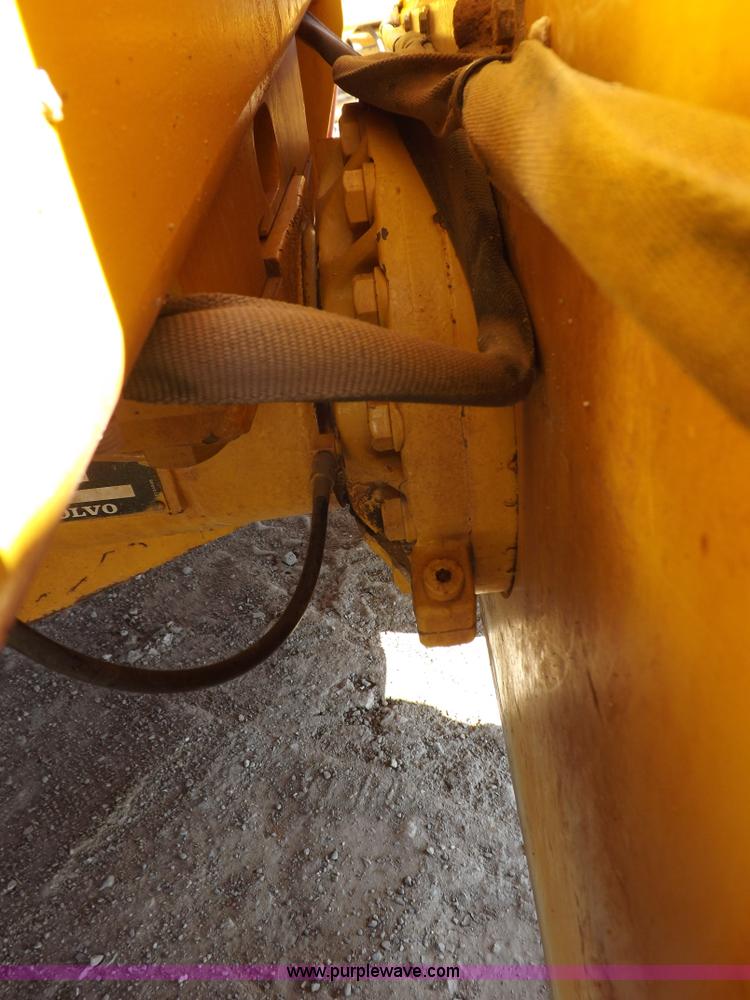 image for item H9188 2005 Volvo G720B articulated motor grader