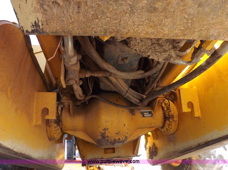 image for item H9188 2005 Volvo G720B articulated motor grader