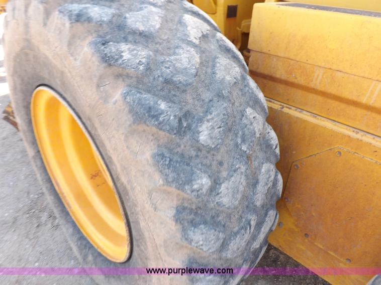 image for item H9188 2005 Volvo G720B articulated motor grader