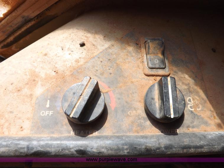 image for item H9196 2000 John Deere 850C dozer