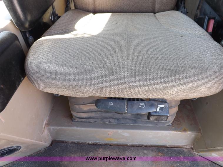 image for item H9196 2000 John Deere 850C dozer