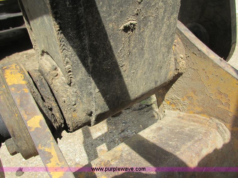 image for item I3874 1994 John Deere 490E excavator