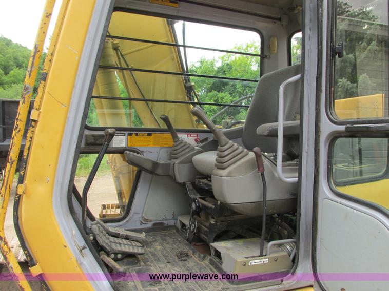 image for item I3874 1994 John Deere 490E excavator