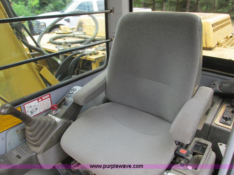 image for item I3874 1994 John Deere 490E excavator