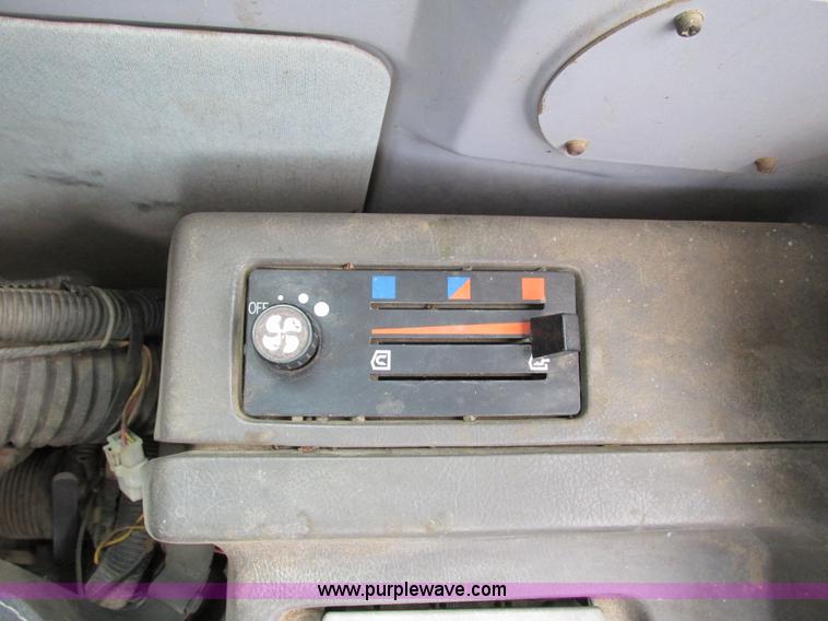 image for item I3874 1994 John Deere 490E excavator