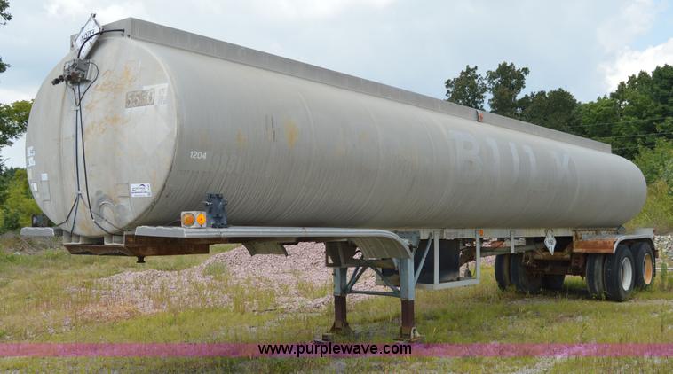 image for item I6490 1975 Trailmobile F1454CCI-4 tank trailer