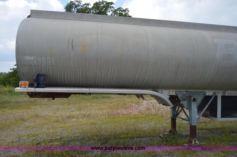 image for item I6490 1975 Trailmobile F1454CCI-4 tank trailer
