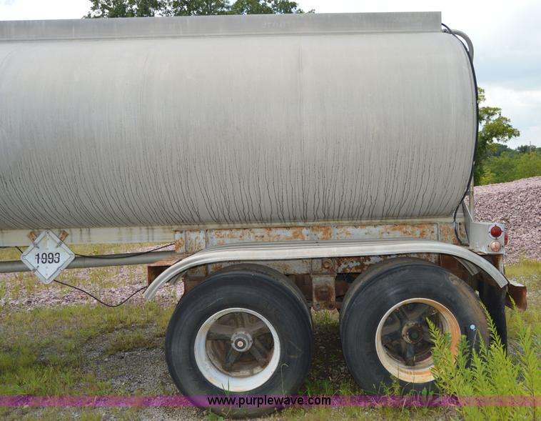 image for item I6490 1975 Trailmobile F1454CCI-4 tank trailer