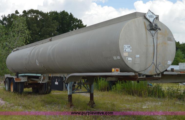 image for item I6490 1975 Trailmobile F1454CCI-4 tank trailer