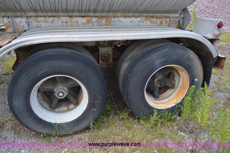 image for item I6490 1975 Trailmobile F1454CCI-4 tank trailer