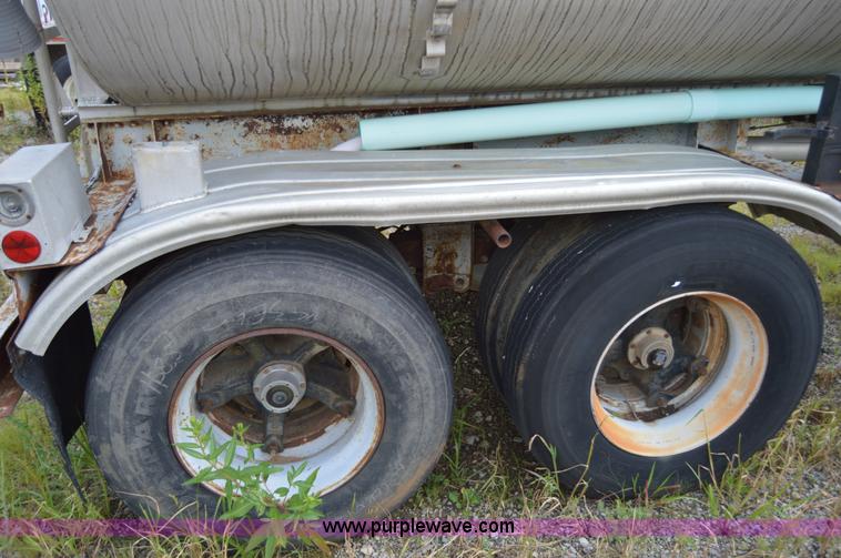 image for item I6490 1975 Trailmobile F1454CCI-4 tank trailer